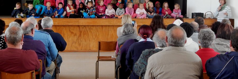  Die groep Gansies sit aandag na Lanita Marais tydens hulle Oupa- en Oumadag en luister. (Foto: Peter Huyser Jnr)